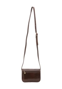 Borsa a tracolla in pelle marrone con una superficie liscia, forma rettangolare, tracolla regolabile e tasca frontale con zip.