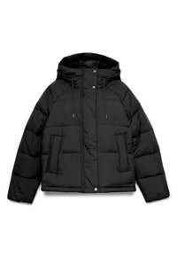 Zwarte gewatteerde jas met een capuchon, voorzien van een sluiting met knopen aan de voorkant, twee grote zijzakken en een doorgestikt ontwerp. Het materiaal lijkt glad en dik.