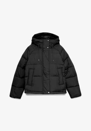 Schwarz gepolsterte Jacke mit Kapuze, ausgestattet mit einer vorderen Knopfleiste, zwei großen Seitentaschen und einem gesteppten Design. Das Material wirkt glatt und dick.