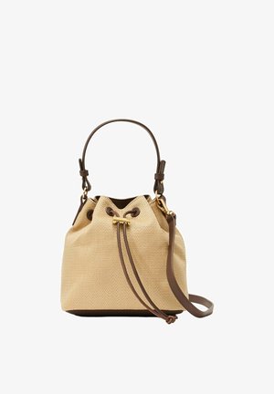 Bēša teksturēta groza soma ar brūnu ādas auklas aizdari, augšējo rokturi un noņemamu plecu siksnu, izcelta ar zelta toņa metālisku apdari.