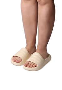 Infradito beige con una fascia larga e ondulata, design con punta aperta e una suola liscia e arrotondata. Adatte per uso interno o esterno.