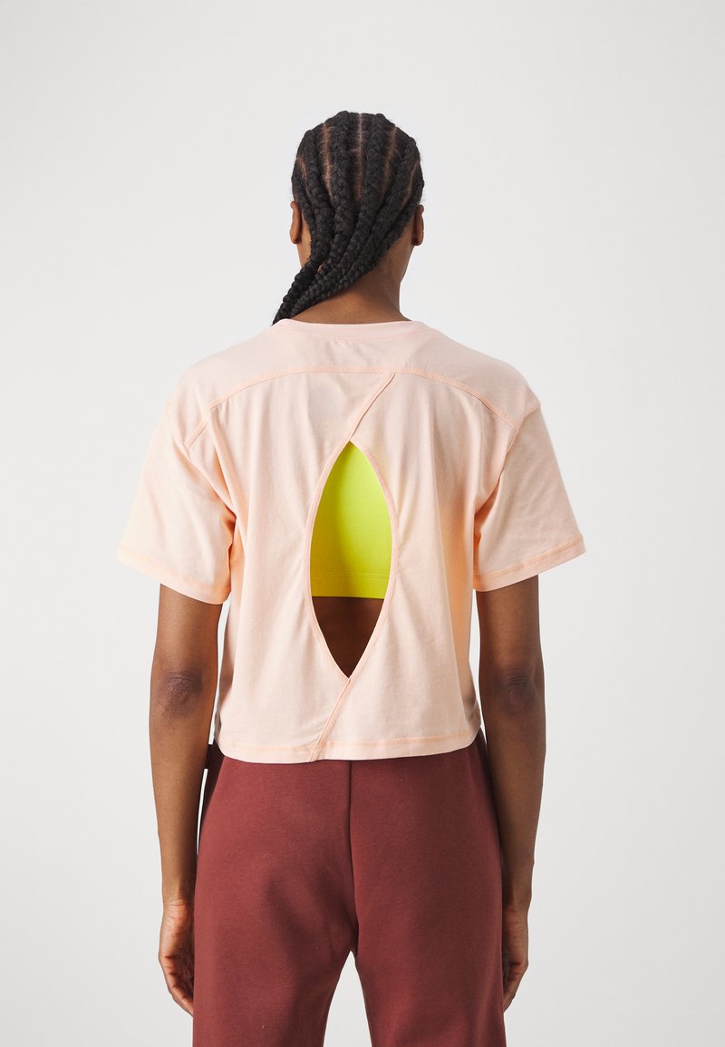 Champion C-TECH CREWNECK CROP - Apdrukāts T-krekls - apricot