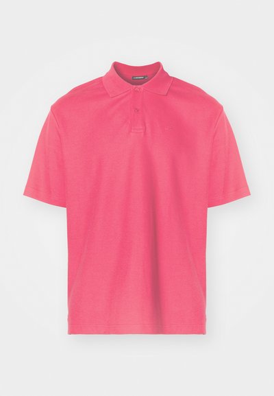 Kortærmet polo skjorte i lys pink. Fremstillet af glat bomuld med klassisk krave, to-knaps lukning og diskret logo på brystet.