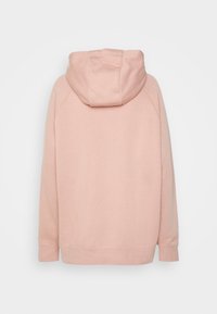 Rosa huvtröja, mjuk textur, med långa ärmar och avslappnad passform. Har en enkel design utan mönster eller hårdvarudetaljer.