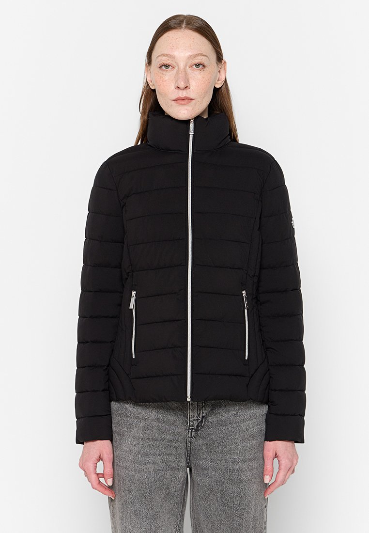 Giacca a vento nera con colletto alto, motivo trapuntato orizzontale, chiusura frontale con zip argentata e tasche con zip, e design aderente.