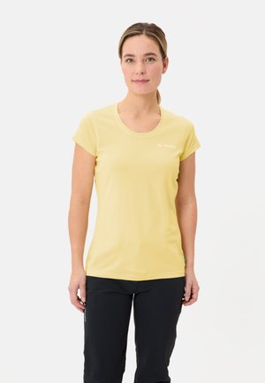 Lichtgele shirt met korte mouwen, ronde hals en een klein logo aan de linkerkant. Het materiaal lijkt glad en ademend.