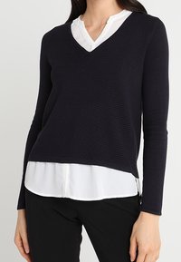 comma Sweter