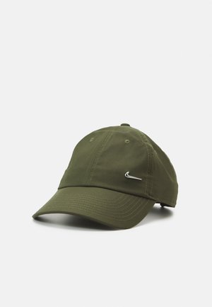 Casquette de baseball vert olive avec une visière incurvée et un petit logo Nike swoosh argenté sur le panneau avant droit, photographiée sur fond blanc.