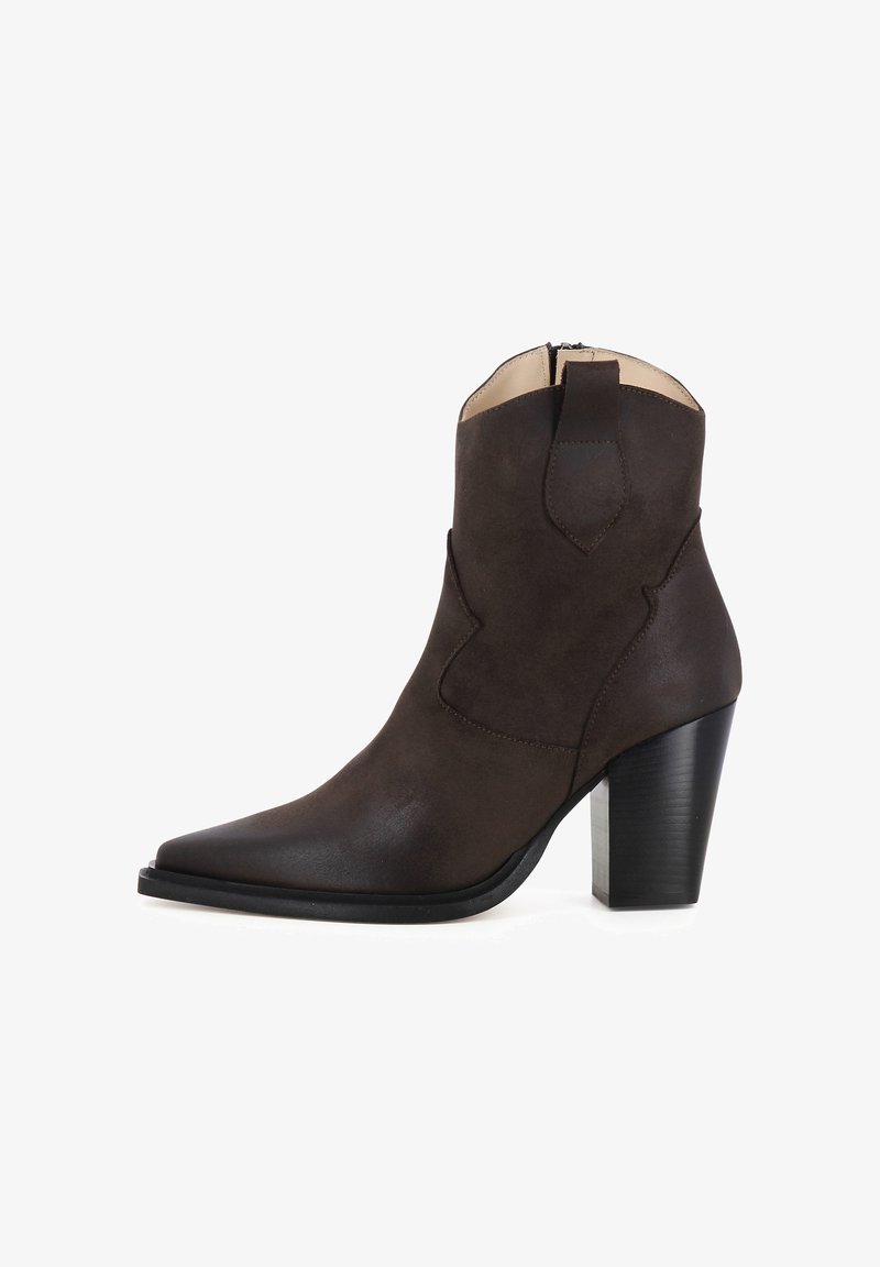 Braune Wildleder-Stiefelette mit spitzer Zehe, 7,6 cm Blockabsatz, dekorativer Stickerei am Schaft und Reißverschlussverschluss hinten.