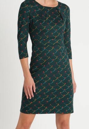 Robe vert foncé jusqu'au genou avec manches 3/4, présentant un motif en grille diagonale colorée avec de petits points rouges aux intersections.