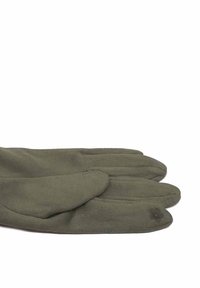 Un paio di guanti in tessuto morbido verde oliva con dettagli cuciti sulle dita e un piccolo fiore ricamato sul dito indice.