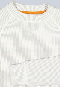 Weißer, gerippter Pullover mit Rundhalsausschnitt, mit einem orangefarbenen Akzent am inneren Kragen und horizontalen Rippendetails durchgehend.