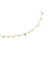 Collana in oro con diversi ciondoli decorativi, tra cui cuori e stelle, e perline colorate in blu, acquamarina, viola e bianco.