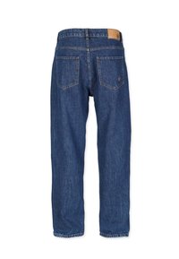 Denimjeans i mörkblått med avslappnad passform, två bakfickor och en tanfärgad läderlapp på midjan. Avslutade med fållade kanter.