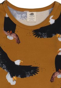 Oranges T-Shirt mit Adlergrafiken, mit Rundhalsausschnitt und kurzen Ärmeln. Hergestellt aus 95 % Baumwolle und 5 % Elastan, weicher Stoff.