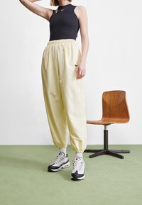 Nike Sportswear Träningsbyxor - light yellow