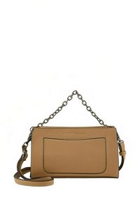 Sac à main en cuir beige avec une bandoulière chaîne, forme rectangulaire, poche avant et détails cousus. Dispose d'une bandoulière amovible.