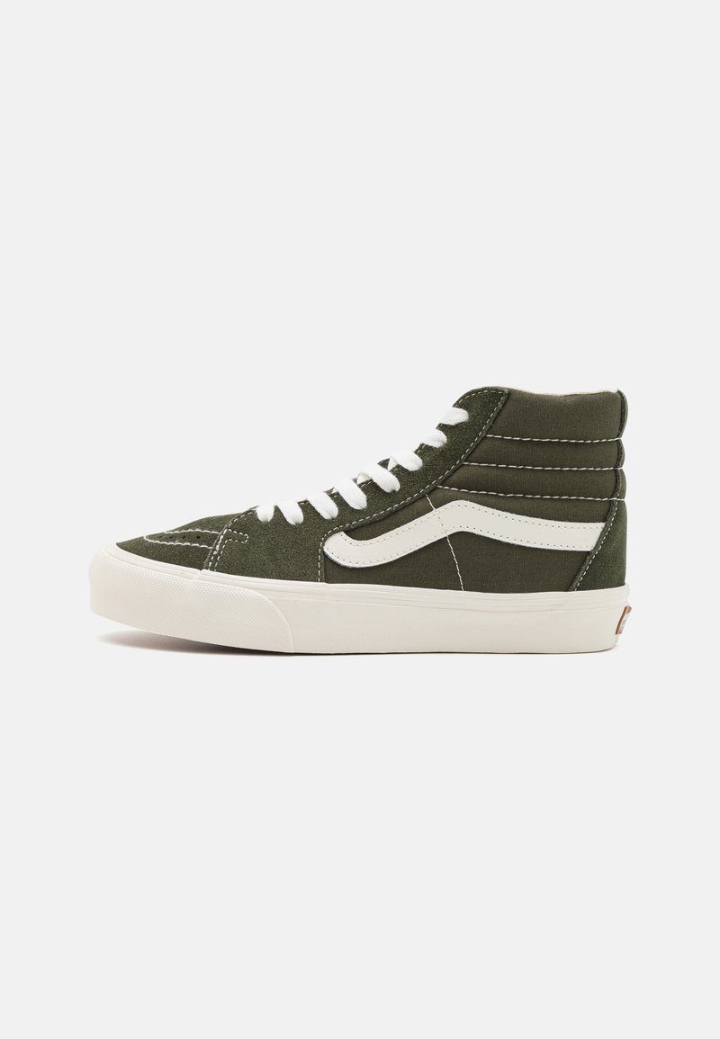Sneaker alto verde oliva realizzato in tela. Caratterizzato da lacci bianchi, una striscia laterale bianca, dettagli cuciti e una suola in gomma.