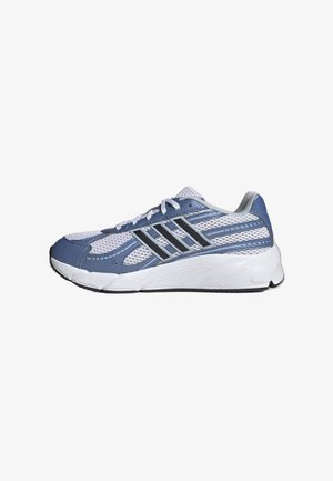 Witte en blauwe sportsneaker met meshstof, zwart logo met drie strepen, witte veters en een dikke, getextureerde witte zool.