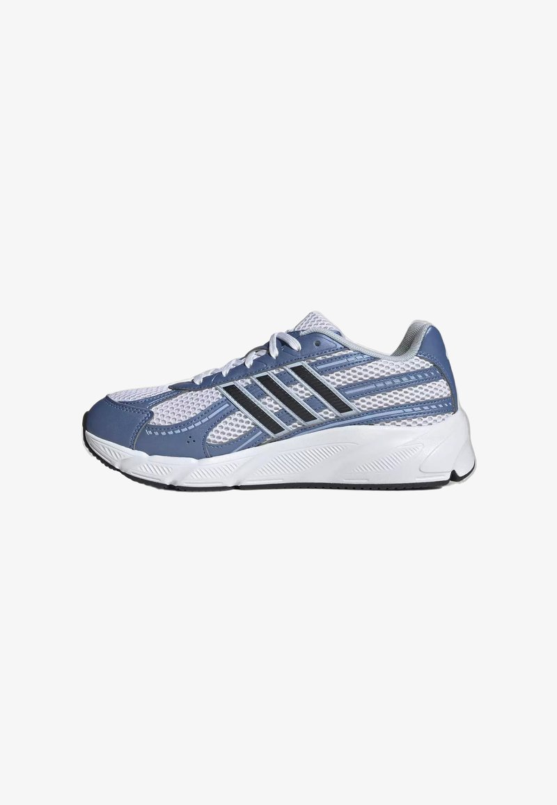 Baskets de sport blanches et bleues en tissu mesh, logo à trois rayures noir, lacets blancs et semelle blanche épaisse texturée.