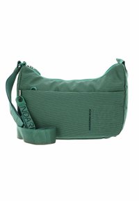 Sac bandoulière en textile vert avec fermeture éclair, sangle ajustable et motif texturé discret. Comprend une poche extérieure avec détail logo.