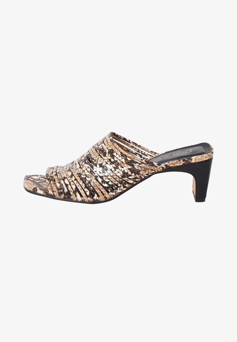 Sandale mule femme avec petit talon bloc noir et brides tissées à motif peau de serpent en beige, brun et noir.