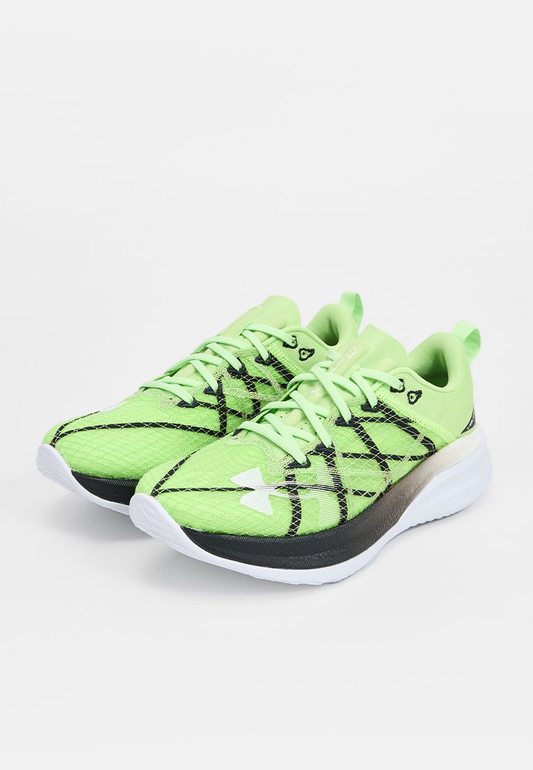 Scarpe da ginnastica verde neon con tomaia in rete, dettagli neri e suole bianche. Presentano un design con lacci e una superficie texturizzata per una maggiore aderenza.