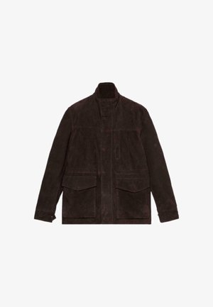Ciemnobrązowa skórzana kurtka z kołnierzem stójkowym, dwoma kieszeniami z przodu i minimalnymi detalami przeszycia. Projekt jest prosty i uporządkowany.