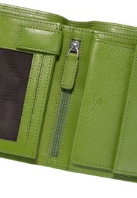 Portafoglio in pelle verde con superficie testurizzata, compartimento con zip, slot per carte e finestra trasparente per l'ID. Dotato di tecnologia di blocco RFID.
