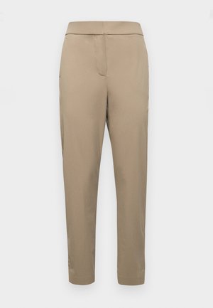 Sima anyagból készült barna nadrág, egyenes láb kialakítással, diszkrét elülső redőkkel és oldalsó zsebekkel. Tiszta, minimalista megjelenés.