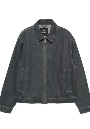 Jachetă din denim închis, cu închidere tip fermoar, guler întins, două buzunare laterale și cusături contrastante. Prezintă o croială lejer�ă, relaxată.