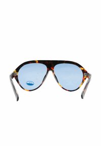 Occhiali da sole tartarugati con lenti blu e montatura angolare. Dotati di un sopracciglio prominente e bracci sottili e scuri. Presente etichetta di protezione UV.