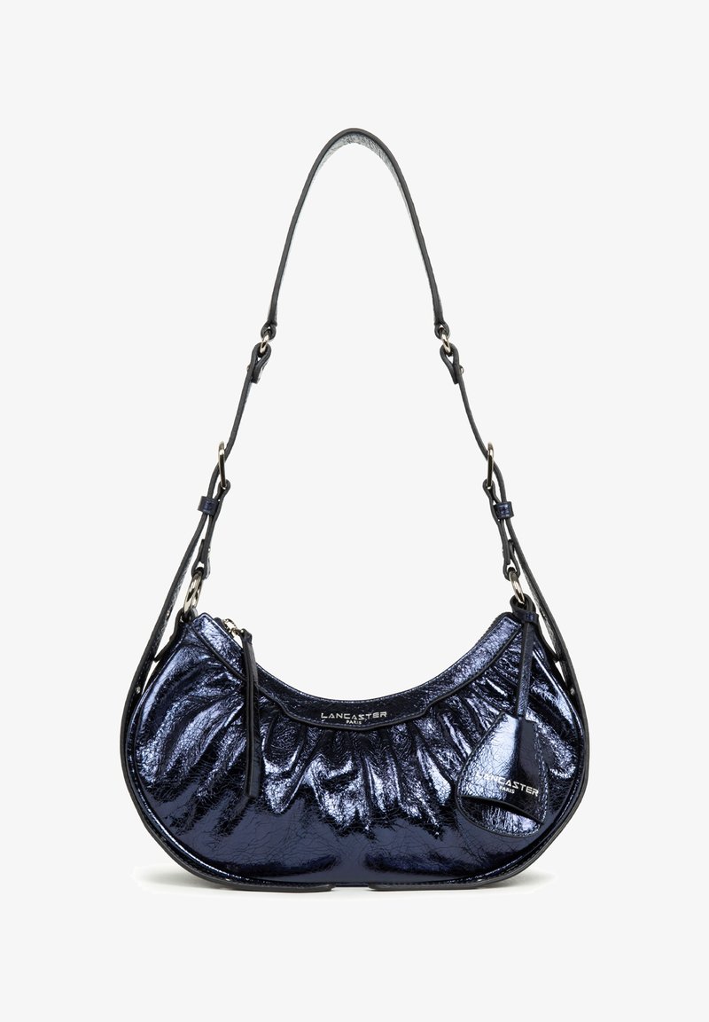 Borsa a tracolla in ecopelle blu navy con texture arricciata, manici e una piccola pochette staccabile. Presenta una finitura lucida e liscia.