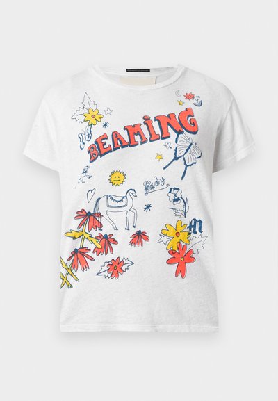 Tricou din bumbac alb, cu imprimeuri grafice multicolore, inclusiv flori, un cal, un soare și cuvântul "BEAMING" scris cu roșu. Mâneci scurte.