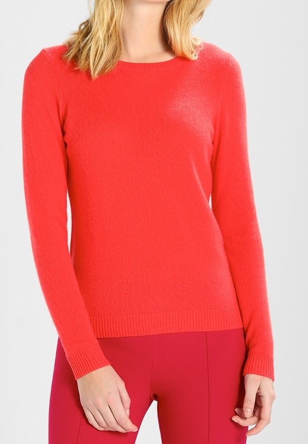 Rode sweater met lange mouwen, ronde halslijn, ribbelrand en ribgebreide boorden. Zachte textuur, ongecompliceerd ontwerp, gecombineerd met roze broeken.