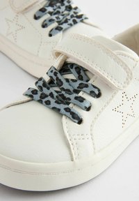 Next ELASTIC - Lær-at-gå-sko - white