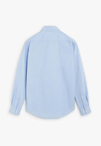 Camisa de botones azul claro de manga larga con cuello, vista desde la espalda, que presenta puños con botones y un dobladillo curvado.