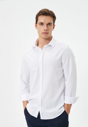 SLIM FIT - Skjorta - white