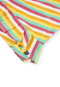 Tkanina w wielokolorowe paski z poziomymi pasami w kolorze pomarańczowym, białym, czerwonym, żółtym i turkusowym, z małą metką z czarną literą "B".