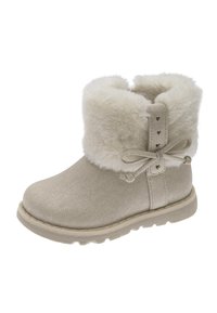 Botín beige hasta el tobillo con un collar de piel sintética blanca y suave, parte superior de tela texturizada, lazo decorativo y acentos en forma de corazón a los lados, y una suela ligera.