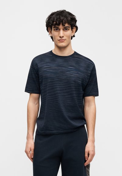 Μπλε ναυτικό κοντομάνικο T-shirt με υφή σε οριζόντιες ρίγες, στρογγυλή λαιμόκοψη και άνετη εφαρμογή. Απαλό ύφασμα με ομαλή υφή.