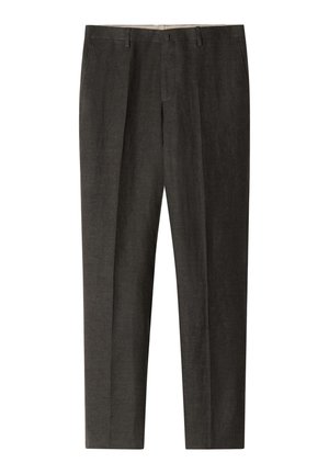 Pantaloni da uomo eleganti su misura di colore grigio scuro, con pieghe frontali e passanti per cintura, stesi su uno sfondo bianco.