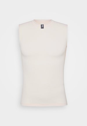 Camiseta sin mangas para hombre en suave tela de color beige claro; forma ajustada con un escote redondo y costuras mínimas. Etiqueta ubicada en la parte central de la espalda.