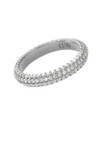 Strieborný prsteň posiaty malými priehľadnými rhinestone-kameňmi, s hladkým dizajnom pásiku a lešteným povrchom s jednotnou textúrou.