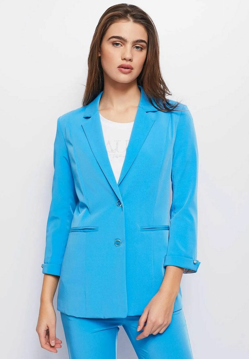 Lichtblauwe blazer met een getailleerde pasvorm, enkele knoopsluiting, reverskraag en twee voorzakken. Gladde textuur, op maat ontworpen.