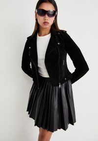 Vero Moda VMNAOMIELLY SHORT COATED SKIRT - sukňa v tvare A - black