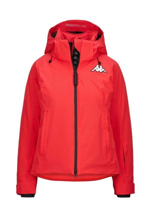 Giacca impermeabile rossa con zip frontale, cappuccio e dettagli neri. Presenta il logo Kappa sul lato sinistro del petto. Texture liscia, vestibilità atletica.