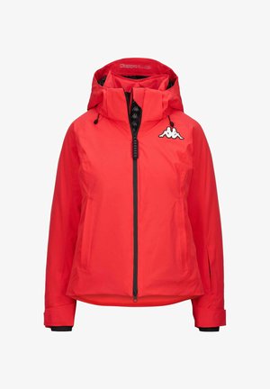 Giacca impermeabile rossa con zip frontale, cappuccio e dettagli neri. Presenta il logo Kappa sul lato sinistro del petto. Texture liscia, vestibilità atletica.