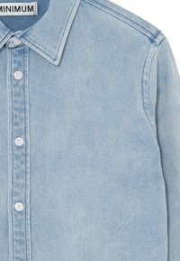 Lichtblauwe denim overhemd met een klassieke kraag, knoopsluiting aan de voorkant en zichtbare naaddetails. Gemaakt van zachte, textuurrijke stof.