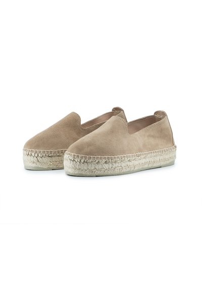 Espadrillas in suede beige con punta rotonda e pannelli laterali elasticizzati. Presentano una suola intermedia in juta intrecciata e una suola in gomma testurizzata.